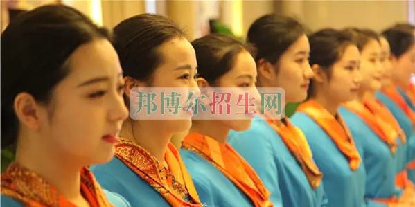 成都航空旅游職業(yè)學(xué)校開啟新學(xué)期首場(chǎng)招聘，場(chǎng)面火爆美女如云