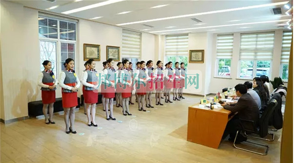 成都航空旅游職業(yè)學(xué)校開啟新學(xué)期首場(chǎng)招聘，場(chǎng)面火爆美女如云
