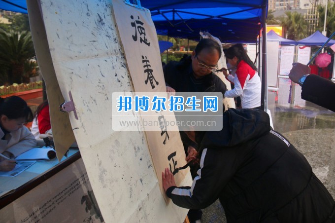南充師范學(xué)?；ㄩ_(kāi)滿(mǎn)堂盛世春——南充師范歡慶“三八”節(jié)