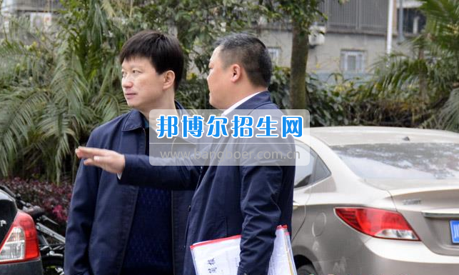 區(qū)委常委、宣傳部長邱躍峰一行視察南充市建華職業(yè)中學