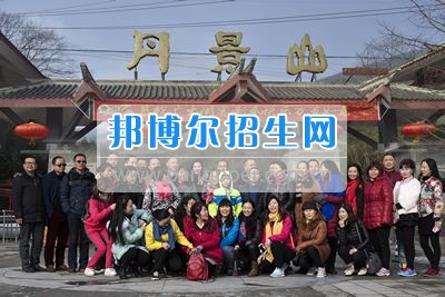 四川省什邡市職業(yè)中專學(xué)校遠(yuǎn)足、攝影活動彰顯工會活力