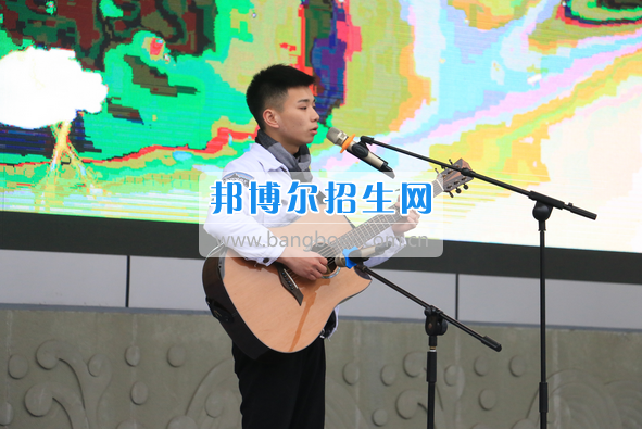 成都市洞子口職業(yè)高級中學(xué)舉行“成都，因我更美麗”主題開學(xué)典禮