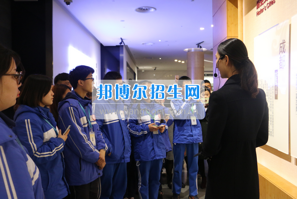 成都市洞子口職業(yè)高級中學(xué)舉行“成都，因我更美麗”主題開學(xué)典禮