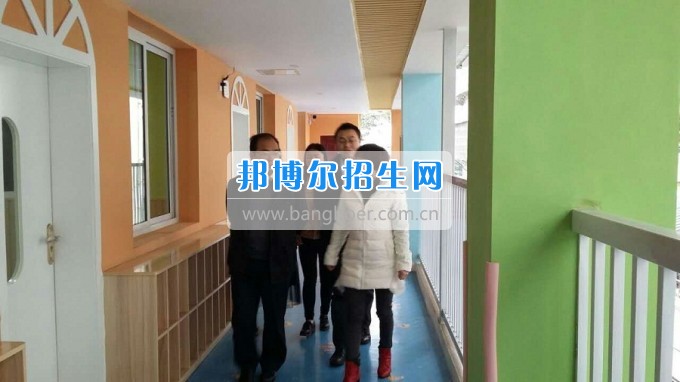 南充師范學(xué)校蔡禮儒校長赴高坪、嘉陵參加實(shí)習(xí)就業(yè)基地掛牌并看望實(shí)習(xí)生