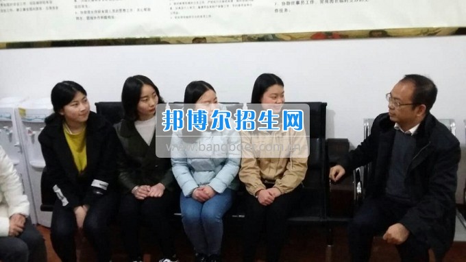 南充師范學(xué)校蔡禮儒校長赴高坪、嘉陵參加實(shí)習(xí)就業(yè)基地掛牌并看望實(shí)習(xí)生