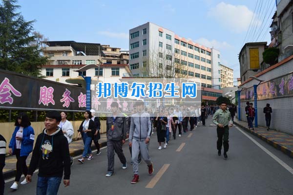 貴州省電子信息高級技工學(xué)校校團(tuán)委開展“一學(xué)一做”勵(lì)志樹德清明祭掃烈士陵園活動