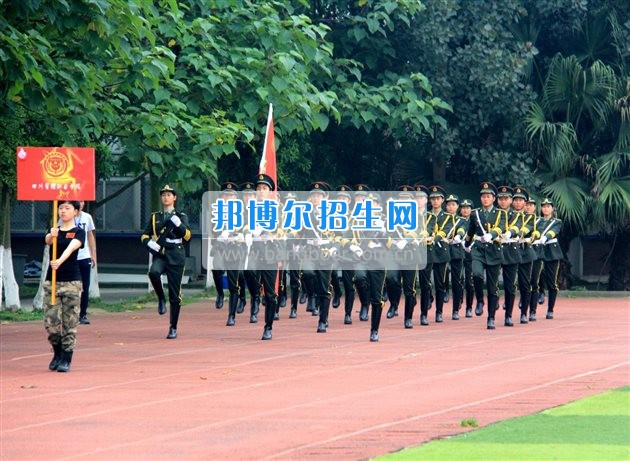 四川管理職業(yè)學(xué)院國旗隊(duì)參加四川省高校國旗護(hù)衛(wèi)隊(duì)會(huì)操交流活動(dòng)  為慶祝中國人民解放軍建軍90周年，推進(jìn)西南地區(qū)高校國旗文化的發(fā)展，持續(xù)發(fā)揮升旗儀式的教育引導(dǎo)作用，深化愛國主義教育，5月20日，我院國旗隊(duì)?wèi)?yīng)邀參加了由四川大學(xué)錦城學(xué)院發(fā)起的會(huì)操交流活動(dòng)。  全省28所高校的國旗護(hù)衛(wèi)隊(duì)，近千名國旗手齊聚一堂。在莊嚴(yán)的升旗儀式后，活動(dòng)進(jìn)入會(huì)操展示環(huán)節(jié)。我院國旗隊(duì)邁著整齊劃一的步伐走過主席臺(tái)，展示出了優(yōu)秀的訓(xùn)練水平和昂揚(yáng)的精神風(fēng)貌。當(dāng)天下午，在四川大學(xué)錦城學(xué)院大禮堂舉行了“以我火紅青春、譜寫國旗禮贊”大學(xué)生升旗手文藝匯演。我院代表隊(duì)以優(yōu)雅的舞姿展現(xiàn)了大學(xué)生青春的風(fēng)采。表達(dá)了對(duì)祖國與學(xué)院的炙熱情感和嚴(yán)于律己的學(xué)習(xí)態(tài)度。  此次會(huì)操交流活動(dòng)，加強(qiáng)了省內(nèi)各高校國旗護(hù)衛(wèi)隊(duì)間的聯(lián)系，弘揚(yáng)了愛國、愛旗、護(hù)旗的精神，獲得了寶貴的經(jīng)驗(yàn)，明確了努力的方向。我院國旗隊(duì)的隊(duì)員們紛紛表示：要肩負(fù)起捍衛(wèi)國旗尊嚴(yán)、宣傳國旗文化的神圣使命!