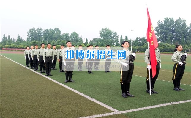 四川管理職業(yè)學(xué)院國旗隊(duì)參加四川省高校國旗護(hù)衛(wèi)隊(duì)會(huì)操交流活動(dòng)  為慶祝中國人民解放軍建軍90周年，推進(jìn)西南地區(qū)高校國旗文化的發(fā)展，持續(xù)發(fā)揮升旗儀式的教育引導(dǎo)作用，深化愛國主義教育，5月20日，我院國旗隊(duì)?wèi)?yīng)邀參加了由四川大學(xué)錦城學(xué)院發(fā)起的會(huì)操交流活動(dòng)。  全省28所高校的國旗護(hù)衛(wèi)隊(duì)，近千名國旗手齊聚一堂。在莊嚴(yán)的升旗儀式后，活動(dòng)進(jìn)入會(huì)操展示環(huán)節(jié)。我院國旗隊(duì)邁著整齊劃一的步伐走過主席臺(tái)，展示出了優(yōu)秀的訓(xùn)練水平和昂揚(yáng)的精神風(fēng)貌。當(dāng)天下午，在四川大學(xué)錦城學(xué)院大禮堂舉行了“以我火紅青春、譜寫國旗禮贊”大學(xué)生升旗手文藝匯演。我院代表隊(duì)以優(yōu)雅的舞姿展現(xiàn)了大學(xué)生青春的風(fēng)采。表達(dá)了對(duì)祖國與學(xué)院的炙熱情感和嚴(yán)于律己的學(xué)習(xí)態(tài)度。  此次會(huì)操交流活動(dòng)，加強(qiáng)了省內(nèi)各高校國旗護(hù)衛(wèi)隊(duì)間的聯(lián)系，弘揚(yáng)了愛國、愛旗、護(hù)旗的精神，獲得了寶貴的經(jīng)驗(yàn)，明確了努力的方向。我院國旗隊(duì)的隊(duì)員們紛紛表示：要肩負(fù)起捍衛(wèi)國旗尊嚴(yán)、宣傳國旗文化的神圣使命!