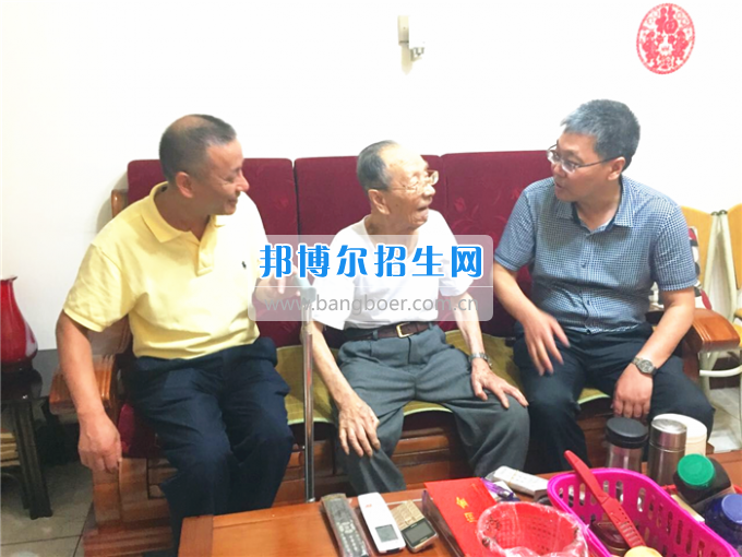 成都中醫(yī)藥大學(xué)領(lǐng)導(dǎo)走訪慰問老黨員、困難黨員和群眾代表