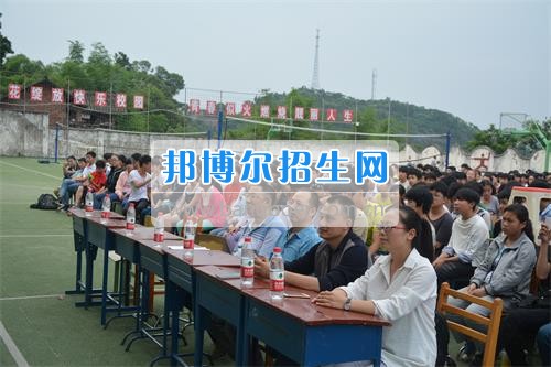 　　我校隆重舉行2017年預(yù)備班學(xué)生“各展所長(zhǎng)，揚(yáng)帆起航”文藝匯演  　　為了豐富同學(xué)們的課余生活，提高同學(xué)們的文藝素養(yǎng)，增強(qiáng)班級(jí)間的凝聚力和親和力。6月2日晚，我校在球類運(yùn)動(dòng)場(chǎng)舉辦了預(yù)備班“各展所長(zhǎng)，揚(yáng)帆起航”學(xué)生文藝匯演，全體預(yù)備班學(xué)生和職高部學(xué)生共800多名以及20多名教職工觀看了演出。  　　此次文藝匯演的節(jié)目?jī)?nèi)容形式多樣、內(nèi)容豐富，激情的開場(chǎng)舞——《GOODBOY》中拉開了帷幕，伴隨著一陣陣掌聲，歌舞、小品、朗誦、相聲等精心準(zhǔn)備的22個(gè)精彩的節(jié)目為觀眾呈現(xiàn)了一道豐富的視聽盛宴，最后全體師生齊唱的《難忘今宵》把本場(chǎng)文藝匯演推向了高潮，掌聲和歡呼聲此起彼伏，臺(tái)上臺(tái)下成了一片激情四溢的海洋，本場(chǎng)文藝匯演畫上了圓滿的句號(hào)。  　　此次文藝匯演演出的成功舉辦，充分彰顯了我校預(yù)備班學(xué)生的個(gè)性，讓預(yù)備班學(xué)生充分感受到育才職高的魅力。