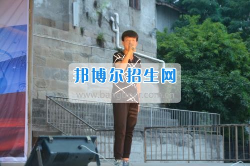 　　我校隆重舉行2017年預(yù)備班學(xué)生“各展所長(zhǎng)，揚(yáng)帆起航”文藝匯演  　　為了豐富同學(xué)們的課余生活，提高同學(xué)們的文藝素養(yǎng)，增強(qiáng)班級(jí)間的凝聚力和親和力。6月2日晚，我校在球類運(yùn)動(dòng)場(chǎng)舉辦了預(yù)備班“各展所長(zhǎng)，揚(yáng)帆起航”學(xué)生文藝匯演，全體預(yù)備班學(xué)生和職高部學(xué)生共800多名以及20多名教職工觀看了演出。  　　此次文藝匯演的節(jié)目?jī)?nèi)容形式多樣、內(nèi)容豐富，激情的開場(chǎng)舞——《GOODBOY》中拉開了帷幕，伴隨著一陣陣掌聲，歌舞、小品、朗誦、相聲等精心準(zhǔn)備的22個(gè)精彩的節(jié)目為觀眾呈現(xiàn)了一道豐富的視聽盛宴，最后全體師生齊唱的《難忘今宵》把本場(chǎng)文藝匯演推向了高潮，掌聲和歡呼聲此起彼伏，臺(tái)上臺(tái)下成了一片激情四溢的海洋，本場(chǎng)文藝匯演畫上了圓滿的句號(hào)。  　　此次文藝匯演演出的成功舉辦，充分彰顯了我校預(yù)備班學(xué)生的個(gè)性，讓預(yù)備班學(xué)生充分感受到育才職高的魅力。