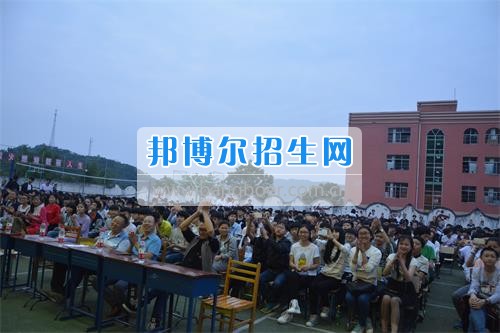 　　我校隆重舉行2017年預(yù)備班學(xué)生“各展所長(zhǎng)，揚(yáng)帆起航”文藝匯演  　　為了豐富同學(xué)們的課余生活，提高同學(xué)們的文藝素養(yǎng)，增強(qiáng)班級(jí)間的凝聚力和親和力。6月2日晚，我校在球類運(yùn)動(dòng)場(chǎng)舉辦了預(yù)備班“各展所長(zhǎng)，揚(yáng)帆起航”學(xué)生文藝匯演，全體預(yù)備班學(xué)生和職高部學(xué)生共800多名以及20多名教職工觀看了演出。  　　此次文藝匯演的節(jié)目?jī)?nèi)容形式多樣、內(nèi)容豐富，激情的開場(chǎng)舞——《GOODBOY》中拉開了帷幕，伴隨著一陣陣掌聲，歌舞、小品、朗誦、相聲等精心準(zhǔn)備的22個(gè)精彩的節(jié)目為觀眾呈現(xiàn)了一道豐富的視聽盛宴，最后全體師生齊唱的《難忘今宵》把本場(chǎng)文藝匯演推向了高潮，掌聲和歡呼聲此起彼伏，臺(tái)上臺(tái)下成了一片激情四溢的海洋，本場(chǎng)文藝匯演畫上了圓滿的句號(hào)。  　　此次文藝匯演演出的成功舉辦，充分彰顯了我校預(yù)備班學(xué)生的個(gè)性，讓預(yù)備班學(xué)生充分感受到育才職高的魅力。