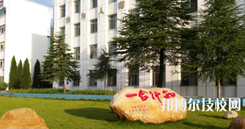 江西通用技術(shù)工程學(xué)校2020年招生辦聯(lián)系電話(huà) 