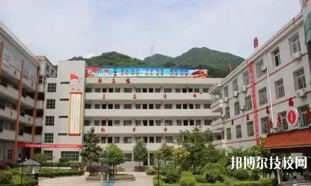 鎮(zhèn)巴縣職業(yè)教育中心2020年報(bào)名條件、招生要求、招生對象 