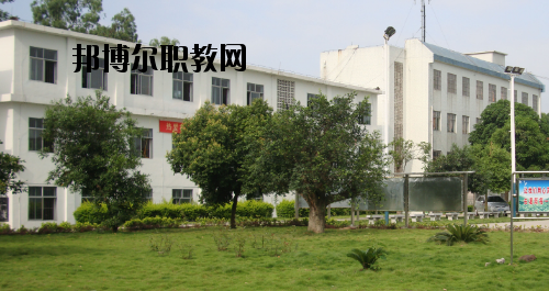 合山職業(yè)技術(shù)學(xué)校2020年報名條件、招生要求、招生對象