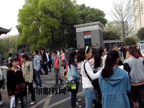 成都國演藝術(shù)學(xué)校2020年報名條件、招生要求、招生對象