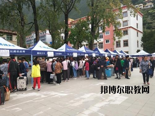 阿壩衛(wèi)生學(xué)校2020年報名條件、招生要求、招生對象