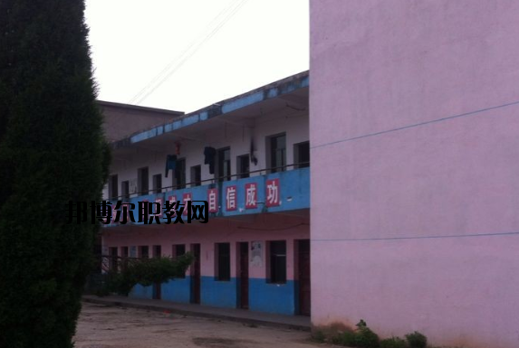 不同的同學(xué)對(duì)于學(xué)校宿舍的要求也是不一樣的。有的同學(xué)認(rèn)為學(xué)校宿舍休息的條件就可以了，而有的同學(xué)則希望學(xué)校宿舍還有可以學(xué)習(xí)的條件，這樣自己以后如果有沒有完成的學(xué)習(xí)任務(wù)還可以在宿舍繼續(xù)完成。當(dāng)學(xué)校的宿舍條件滿足同學(xué)們的預(yù)期的時(shí)候，這所學(xué)校被選擇的幾率也會(huì)大大提高。  上饒中等職業(yè)學(xué)校宿舍條件 學(xué)校宿舍寬敞明亮，配有衛(wèi)生間、空調(diào)、書桌、柜子、熱水等等設(shè)施，條件較好。  上饒中等職業(yè)學(xué)校辦學(xué)條件 1、學(xué)校坐落在上饒市近郊皂頭鎮(zhèn)，擁有自建的獨(dú)立校園，校區(qū)占地面積60余畝，建筑面積24100平方米，環(huán)境幽雅，交通便利，各類設(shè)施齊全，公寓式宿舍并配有空調(diào)，是莘莘學(xué)子理想的求學(xué)深造之地。  2、教學(xué)儀器設(shè)備總值380多萬(wàn)，圖書2萬(wàn)余冊(cè)，現(xiàn)代教育教學(xué)設(shè)施完備，建有計(jì)算機(jī)房、語(yǔ)音室、形體房、電子實(shí)訓(xùn)室、多媒體教室、大禮堂、電子閱覽室、琴房和教育實(shí)習(xí)基地等各類教學(xué)場(chǎng)所。  3、現(xiàn)有全日制教學(xué)班級(jí)15多個(gè)，在校學(xué)生600多人。  上饒中等職業(yè)學(xué)校獲得成就 學(xué)校辦學(xué)十五年來(lái)，先后培養(yǎng)了八千多名合格的畢業(yè)生，從我校走出的畢業(yè)生一大批都已成為企業(yè)的技術(shù)骨干和管理人員，學(xué)校先后被省教育廳授予“江西省示范中等職業(yè)學(xué)校”“江西省中等職業(yè)學(xué)校先進(jìn)單位”上饒市政府授予“全市先進(jìn)學(xué)校”上饒市教育局授予“上饒市重點(diǎn)職業(yè)學(xué)校”等榮譽(yù)稱號(hào)。  小編總結(jié) 我們可以看到學(xué)校的宿舍寬敞明亮，配有衛(wèi)生間、空調(diào)、書桌、柜子、熱水等等設(shè)施，條件較好，無(wú)論同學(xué)們是在寢室學(xué)習(xí)還是休息都是很方便的?？催^上饒中等職業(yè)學(xué)校的宿舍條件以后，小伙伴們覺得學(xué)校的宿舍怎么樣呢?