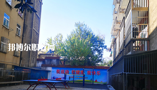 在對這所學(xué)校進行判斷以后，才會知道不同學(xué)校之間所公布的各方面情況都是不同的，而這些信息也是需要學(xué)生自己去進行判斷的，當(dāng)然了其中有關(guān)于學(xué)校的住宿環(huán)境也是需要被學(xué)生所了解的，畢竟這是每個學(xué)生在學(xué)校的住宿情況。  蕪湖職業(yè)技術(shù)學(xué)院附屬中等職業(yè)學(xué)校住宿條件 學(xué)生宿舍實行四人間公寓化、封閉式管理，并配有校園公共浴室、住宿條件不錯，給學(xué)生提供了一個舒適、安全的學(xué)習(xí)和生活環(huán)境。  蕪湖職業(yè)技術(shù)學(xué)院附屬中等職業(yè)學(xué)校辦學(xué)條件 學(xué)校坐落在美麗的鏡湖公園和九蓮塘公園中間，是市中心唯一的一所公辦職業(yè)學(xué)校，交通便利，環(huán)境優(yōu)美，生活方便。學(xué)校本著對教育教學(xué)質(zhì)量和學(xué)生負責(zé)的態(tài)度，劃定最低錄取線。住校生宿舍條件優(yōu)越，實行公寓化、封閉式管理。學(xué)校教學(xué)設(shè)備齊全，多媒體電教室、多功能活動廳、計算機組裝實驗室、數(shù)字化動漫實驗室、語言實驗室、實訓(xùn)賓館、與學(xué)院聯(lián)網(wǎng)的校園網(wǎng)及學(xué)院擁有的實驗實訓(xùn)室等，為學(xué)生提升動手能力、開拓視野創(chuàng)造了得天獨厚的條件。  蕪湖職業(yè)技術(shù)學(xué)院附屬中等職業(yè)學(xué)校師資力量 近幾年我校一批優(yōu)秀教師、教壇新星脫穎而出，多人次獲國家、省、市一等獎項。我?，F(xiàn)有正教授一名，省級特級教師一名(同類學(xué)校唯一)，高中級教師若干。學(xué)校聘請蕪湖職業(yè)技術(shù)學(xué)院專家教授組成教學(xué)督導(dǎo)組實施教學(xué)督導(dǎo)，對備課、上課等教學(xué)環(huán)節(jié)進行全程質(zhì)量評估，以督導(dǎo)促教學(xué)、以督導(dǎo)促創(chuàng)新、以督導(dǎo)促規(guī)范，使學(xué)生學(xué)有所成。我校教學(xué)計劃和課程設(shè)置是由學(xué)院、附校、用人單位、專業(yè)領(lǐng)域?qū)＜宜姆絽⑴c研發(fā)。已形成：頂層設(shè)計、分層教學(xué)、工學(xué)結(jié)合、系統(tǒng)培養(yǎng)的獨特教學(xué)模式。嚴把教學(xué)標準和畢業(yè)生質(zhì)量標準兩個關(guān)口。  以上所介紹的信息便是有關(guān)于蕪湖職業(yè)技術(shù)學(xué)院附屬中等職業(yè)學(xué)校的住宿情況，就可以知道其實這所學(xué)校對于學(xué)生的基本需求是可以滿足的，但是學(xué)生想要選擇其他方面的住宿情況話，就需要學(xué)生提前去對每所學(xué)校的住宿情況進行了解。