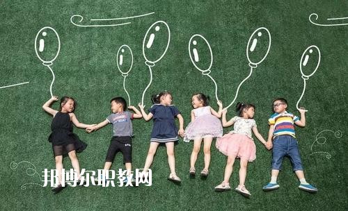 四川2020年幼師學(xué)校和中專(zhuān)有哪些區(qū)別