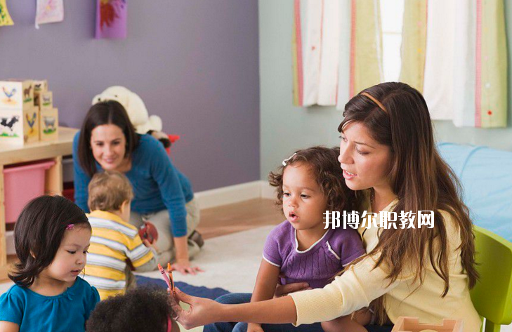湖北2020年女生上幼師學校學什么好