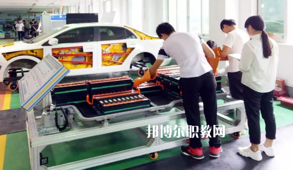 廣東2020年男生在汽修學校學什么好