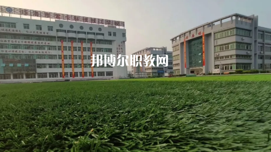 問：珠海索卡科技技工學(xué)校怎么樣、好不好?  答:珠海市索卡科技技工學(xué)校是經(jīng)珠海市人力資源和社會保障局批準(zhǔn)成立，廣東索卡集團(tuán)有限公司創(chuàng)辦的以培養(yǎng)中級技術(shù)人才為主的全日制中等技工學(xué)校。學(xué)校位于粵港澳大灣區(qū)的珠海市后花園高欄港經(jīng)濟(jì)區(qū)平沙鎮(zhèn)，是2020年珠海市西部地區(qū)僅有的一所中等職業(yè)學(xué)校。學(xué)校被列為廣東省足球協(xié)會(珠海)培訓(xùn)實(shí)驗(yàn)基地、珠海市新型技能人才培訓(xùn)基地，珠海市國防與公共安全體驗(yàn)基地。  珠海索卡科技技工學(xué)校就業(yè) 學(xué)校堅(jiān)持校企合作的辦學(xué)思路，采取訂單式的人才培養(yǎng)模式，與省市足協(xié)和部分省內(nèi)外高等院校、眾多優(yōu)質(zhì)企業(yè)建立了校企合作關(guān)系，學(xué)生就業(yè)率保持在100%。索卡集團(tuán)以“體育+旅游”產(chǎn)業(yè)開發(fā)為核心，多元化經(jīng)營，業(yè)務(wù)覆蓋體育、游艇、教育、酒店、醫(yī)療、康復(fù)康養(yǎng)、產(chǎn)業(yè)科研、商業(yè)運(yùn)營、資本投資等領(lǐng)域，2019年正在珠海市平沙鎮(zhèn)投資建設(shè)“索卡國際足球小鎮(zhèn)”項(xiàng)目，計(jì)劃總投資60億元人民幣。  珠海索卡科技技工學(xué)校 學(xué)校規(guī)劃占地面積205畝，現(xiàn)有建筑面積約3萬平方米，環(huán)境優(yōu)美，交通便利，教學(xué)生活設(shè)施齊全，是一所獨(dú)具特色的技工學(xué)校。學(xué)校建有標(biāo)準(zhǔn)足球場、籃球場、排球場、羽毛球場、乒乓球場等活動場所。有教學(xué)樓、實(shí)訓(xùn)樓、學(xué)生公寓樓、學(xué)術(shù)報(bào)告廳、學(xué)生社團(tuán)活動中心等教育教學(xué)生活場所。  珠海索卡科技技工學(xué)校管理 學(xué)校管理科學(xué)規(guī)范，采取全封閉軍事化管理模式。學(xué)校有一支既能從事理論教學(xué)，又能指導(dǎo)實(shí)訓(xùn)的“雙師型”隊(duì)伍。學(xué)校堅(jiān)持“以就業(yè)為導(dǎo)向、以服務(wù)為宗旨、以質(zhì)量求生存、以管理樹形象、以特色謀發(fā)展，達(dá)到學(xué)生、家長、用人單位滿意”的辦學(xué)理念，根據(jù)市場需求，對接企業(yè)建專業(yè)，對接崗位設(shè)課程，根據(jù)興趣選專業(yè)，與就業(yè)市場緊密對接。  我們的起點(diǎn)可能很低，但我們要有扭轉(zhuǎn)局面的能力，努力把自己的成績提升上去，很多的學(xué)校都是看重統(tǒng)招的分?jǐn)?shù)線的，只有把自己的學(xué)習(xí)提升上了了，你在考試中才能夠游刃有余，一次考試定乾坤，最后選擇有優(yōu)勢的學(xué)校。