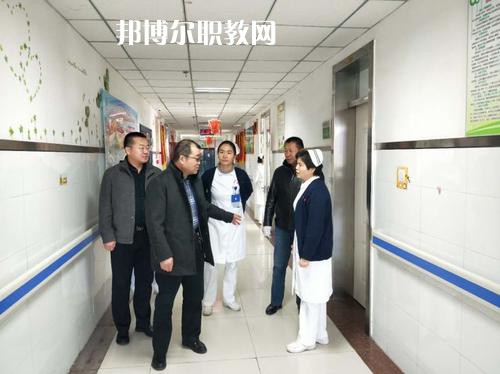 新疆石河子衛(wèi)生學(xué)校2021年招生錄取分?jǐn)?shù)線?我們讀書的同學(xué)就知道分?jǐn)?shù)是很重要的，同學(xué)們自己在找學(xué)校的時(shí)候就知道，同學(xué)們?nèi)タ磳W(xué)校學(xué)校首先問(wèn)的就是同學(xué)們自己的分?jǐn)?shù)，小編就來(lái)給同學(xué)們整理一下，讓同學(xué)們有參考的。  新疆石河子衛(wèi)生學(xué)校2021年招生錄取分?jǐn)?shù)線 1.121團(tuán)一中380  2.142團(tuán)一中380  3.143團(tuán)一中380  4.148團(tuán)一中381  新疆石河子衛(wèi)生學(xué)校簡(jiǎn)介 石河子衛(wèi)生學(xué)校地處祖國(guó)西北邊陲，位于新疆維吾爾自治區(qū)天山北麓的“戈壁明珠”石河子市，在市中心西小路151號(hào)，學(xué)校地理位置優(yōu)越，環(huán)境優(yōu)美，是教書育人的理想境地。1985年學(xué)校率先在全國(guó)倡導(dǎo)規(guī)范化護(hù)士教育，并制定了一整套管理制度。  學(xué)校老師撰寫的《整體化護(hù)理教學(xué)》已由新疆科技衛(wèi)生出版社發(fā)行，并在全疆護(hù)理教師培訓(xùn)中當(dāng)教材使用。掛牌之后，學(xué)校將把護(hù)理示范專業(yè)辦成技能型緊缺人才的培養(yǎng)培訓(xùn)基地，更好地為全疆各族人民服好務(wù)。  據(jù)了解，建校四十五年來(lái)，這個(gè)學(xué)校為自治區(qū)培養(yǎng)了10328名護(hù)理人才，其中少數(shù)民族學(xué)生占30%，為全疆農(nóng)牧區(qū)培養(yǎng)了一大批扎根基層、留得住、用得上的當(dāng)?shù)厣贁?shù)民族護(hù)理人才。  學(xué)校始建于1958年，占地面積40127平方米，建筑面積30067平方米，實(shí)驗(yàn)室面積1600平方米。設(shè)有護(hù)理、解剖、生理、生化、藥理、化學(xué)、微生物、計(jì)算機(jī)、遠(yuǎn)程、電教中心等11個(gè)實(shí)驗(yàn)室。學(xué)校開設(shè)有護(hù)理、英語(yǔ)護(hù)理、社區(qū)護(hù)理、醫(yī)學(xué)檢驗(yàn)、助產(chǎn)、藥劑等6個(gè)專業(yè)，現(xiàn)有在校生2672人。有漢、維吾爾、哈薩克、回、蒙古、滿、錫泊、烏孜別克、俄羅斯、塔吉克、克爾克孜等多種民族，其中少數(shù)民族的學(xué)生占全校在校學(xué)生總數(shù)的28%。學(xué)校現(xiàn)有在編教職工89人，專任教師45人，本科學(xué)歷占90.6%，雙師型”教師占42%。  同學(xué)們可以看看參考一下自己的分?jǐn)?shù)是在那個(gè)階段的，如果是高于這個(gè)分?jǐn)?shù)的話，同學(xué)們就可以報(bào)讀的哦，如果分?jǐn)?shù)是低于這個(gè)分?jǐn)?shù)的話，同學(xué)們自己就不要報(bào)讀了哦，所以，提前看看分?jǐn)?shù)也是可以的哦，不過(guò)不要忘了就是現(xiàn)階段最重要的還是復(fù)習(xí)的哦。