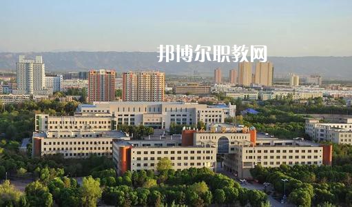 新疆石河子衛(wèi)生學(xué)校2021年有哪些專業(yè)?我們知道同學(xué)們在選擇專業(yè)的時(shí)候?qū)嶋H上專業(yè)比學(xué)校更重要，對(duì)于同學(xué)們來說在選擇專業(yè)的時(shí)候是需要慎重的。  新疆石河子衛(wèi)生學(xué)校專業(yè)設(shè)置 學(xué)校設(shè)有：護(hù)理學(xué)、藥劑學(xué)、檢驗(yàn)學(xué)三大專業(yè)。其中護(hù)理學(xué)：有中專和大專兩種，大專為石河子大學(xué)在該校委培專業(yè)，頒發(fā)石河子大學(xué)的畢業(yè)證書。  新疆石河子衛(wèi)生學(xué)校學(xué)校優(yōu)勢 學(xué)校地址位于石河子市中心位置，旁邊為石河子市人民醫(yī)院(農(nóng)八師石河子市人民醫(yī)院)也是石河子的120急救中心。步行至石河子市游憩廣場只需要10分鐘，學(xué)校地理位置屬于石河子市市中心。交通發(fā)達(dá)。  學(xué)習(xí)優(yōu)勢：每門課程都有專業(yè)的老師帶教，在每個(gè)假期，都將組織學(xué)生參與臨床見習(xí)，增加學(xué)生的臨床經(jīng)驗(yàn)。  其他優(yōu)勢：每一位在校生，都可以申請(qǐng)國家貧困助學(xué)金，國家撥款，每人每年1500元，均發(fā)至學(xué)生手上，解決了學(xué)生的基本溫飽問題，為貧困學(xué)生創(chuàng)造了學(xué)習(xí)條件。  另：南疆三地州學(xué)生、農(nóng)村籍學(xué)生、貧困生(非城市、城鎮(zhèn)戶口)可以申請(qǐng)減免學(xué)費(fèi)，每人每年減免2000元，即只需繳納400元，即可上學(xué)，完成貧困學(xué)生學(xué)習(xí)的心愿。學(xué)生可以使用半價(jià)火車票往返，每年4次。  新疆石河子衛(wèi)生學(xué)校學(xué)校榮譽(yù) 學(xué)校以治校嚴(yán)謹(jǐn)，講求質(zhì)量，辦學(xué)成績斐然而著稱。多年來被石河子市評(píng)為“精神文明先進(jìn)單位”、“民族團(tuán)結(jié)先進(jìn)單位”、“衛(wèi)生綠化先進(jìn)單位”、“綜合治理先進(jìn)單位”、“招生先進(jìn)集體”，“德育教育先進(jìn)學(xué)校”。 2000年通過兵團(tuán)《中等醫(yī)學(xué)主要專業(yè)設(shè)置》評(píng)估;2003年通過兵團(tuán)《中等職業(yè)學(xué)校合格評(píng)估》;2002年被國家教育部首批確定為“全國護(hù)理專業(yè)示范點(diǎn)學(xué)校”;2003年教育部評(píng)估為“全國重點(diǎn)中等職業(yè)學(xué)校”;2004年教育部確定為全國“護(hù)理專業(yè)領(lǐng)域技能型人才培養(yǎng)培訓(xùn)基地”，同時(shí)，被國家教育部列為“全國衛(wèi)生職業(yè)教學(xué)模式研究課題組學(xué)校”、“面向二十一世紀(jì)全國衛(wèi)生職業(yè)學(xué)校系列教改教材編輯委員會(huì)”學(xué)校. 2005年4月，參加“全國護(hù)理教學(xué)改革成果展示賽”榮獲團(tuán)體“二等獎(jiǎng)”和“組織獎(jiǎng)”。2005年12月被教育教育部評(píng)為“全國護(hù)理教學(xué)改革先進(jìn)學(xué)校”。  小編為同學(xué)們整理好了學(xué)校的招生專業(yè)，同學(xué)們可以仔細(xì)的看看，對(duì)于同學(xué)們自己來說選擇一個(gè)適合自己的專業(yè)是非常重要的事情的哦，這樣才能保證后期的就業(yè)的哦。