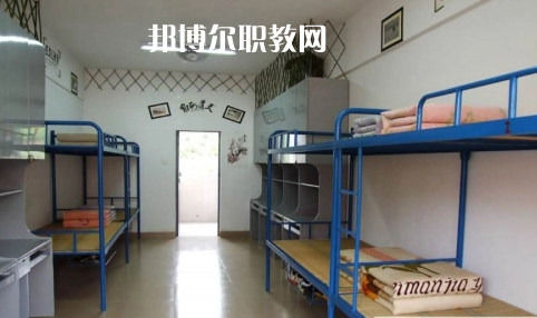 貴定縣技工學(xué)校報(bào)名條件、招生要求、招生對(duì)象是什么要求呢?每一個(gè)學(xué)校在招收學(xué)生的時(shí)候都是會(huì)有自己的要求的，同學(xué)們?cè)谡覍W(xué)校的時(shí)候也特別的擔(dān)心自己能不能符合到學(xué)校，小編就遇到很多這樣的學(xué)生來問，為了幫助同學(xué)們了解，小編就來整理一下學(xué)校這方面的要求。  貴定縣技工學(xué)校招生對(duì)象和條件 具有本縣戶籍井且參加當(dāng)年中招考試，品德合格、身體健康，自愿報(bào)名的應(yīng)屆初中畢業(yè)生     貴定縣技工學(xué)校錄取方式 根據(jù)當(dāng)年高中錄取分?jǐn)?shù)線下浮50分以內(nèi)，錄滿名額為止。  貴定縣技工學(xué)校就讀形式 第一學(xué)年在貴定職校就讀，開設(shè)普通高中一年級(jí)課程，適當(dāng)增加職業(yè)技能基礎(chǔ)課。一年后通過參加由貴定一中統(tǒng)一組織的選拔考試，按比例分流到貴定一中就讀。也可根據(jù)自己的意向選擇我校專業(yè)就讀，走技能成才之路，通過備考后報(bào)讀高職院校。  貴定縣技工學(xué)校校企合作 為貫徹落實(shí)好國(guó)家關(guān)于加強(qiáng)東西部扶貧協(xié)作的要求，進(jìn)一步加強(qiáng)職業(yè)教育東西協(xié)作，發(fā)揮職業(yè)教育助推脫貧攻堅(jiān)的重要作用。5月7日，副縣長(zhǎng)荊茂團(tuán)、政府辦副主任韋凱倫、扶貧辦副主任蔡健一行，來到貴定職校開展關(guān)于廣州市南沙區(qū)“美的集團(tuán)”專項(xiàng)結(jié)對(duì)幫扶調(diào)研會(huì)議，貴定縣人力資源和社會(huì)保障局副局長(zhǎng)、黨組副書記、貴定職校校長(zhǎng)周傳德同志、副校長(zhǎng)羅連慧等參加了會(huì)議。  會(huì)上，荊茂團(tuán)副縣長(zhǎng)首先指出：要貫徹好國(guó)家“東西協(xié)作”的要求，落實(shí)好東部地區(qū)幫助西部地區(qū)盡快實(shí)現(xiàn)全面脫貧的工作，他強(qiáng)調(diào)，在職業(yè)教育上解決學(xué)生就業(yè)問題是關(guān)鍵。他還向貴定職校校長(zhǎng)周傳德同志提出希望：希望貴定職校能輸送專業(yè)性強(qiáng)的學(xué)生到廣州市南沙區(qū)“美的集團(tuán)”工作，解決學(xué)生就業(yè)難的問題。隨后，周校長(zhǎng)向荊副縣長(zhǎng)匯報(bào)了我校當(dāng)前面臨的**困難是缺乏專業(yè)教師和教學(xué)設(shè)施設(shè)備，希望廣州方面能夠給予幫助。  荊副縣長(zhǎng)立即表示：廣州市南沙區(qū)“美的集團(tuán)”會(huì)派相關(guān)的專業(yè)人員到貴定職校進(jìn)行培訓(xùn)和指導(dǎo)，并希望我校派出相關(guān)專業(yè)教師到美的集團(tuán)進(jìn)行交流學(xué)習(xí)，目的是加快校企合作的廣度與深度，促進(jìn)教學(xué)、師資隊(duì)伍質(zhì)量的全面提升，提高就業(yè)簽約率與對(duì)口率;如果我校與“美的集團(tuán)”確定校企合作關(guān)系后，“美的集團(tuán)”將會(huì)給學(xué)校提供相關(guān)的專業(yè)設(shè)施設(shè)備，開展師資能力培訓(xùn)等，以提高專業(yè)的教育教學(xué)質(zhì)量，真正實(shí)現(xiàn)“一人就業(yè)、全家脫貧”。  小編為同學(xué)們整理了關(guān)于學(xué)校的招生條件這些，實(shí)際上正常畢業(yè)的同學(xué)基本都是可以就讀的，只是在學(xué)習(xí)專業(yè)的時(shí)候同學(xué)們需要慎重一點(diǎn)，有的專業(yè)是有專業(yè)要求的，那個(gè)就必須符合，因?yàn)殛P(guān)系到今后的就業(yè)的情況的，小編建議同學(xué)們?nèi)绻_實(shí)是要就讀職校的話都要提前一點(diǎn)選擇好。