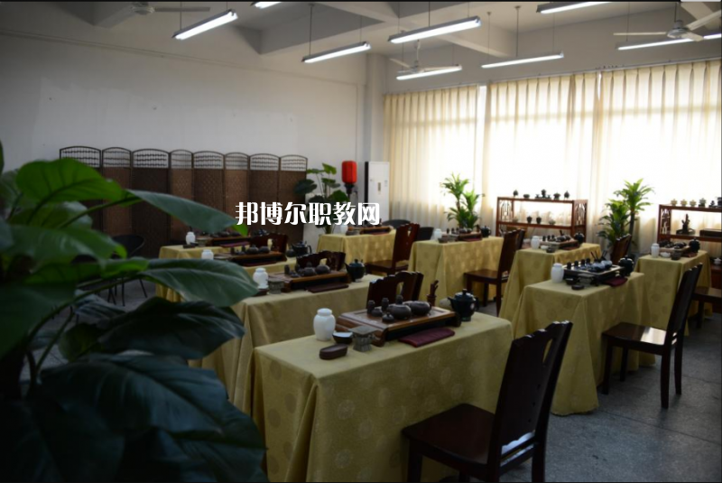重慶工藝美術(shù)學(xué)校2022年學(xué)費(fèi)、收費(fèi)多少