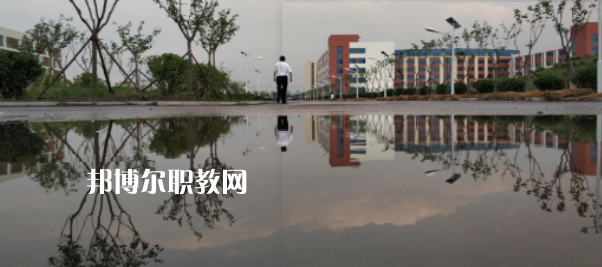 青島西大技工學(xué)校地址在哪里，哪個(gè)地區(qū)，哪個(gè)城市?