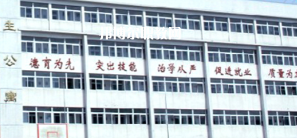 南京市公用事業(yè)技工學(xué)校學(xué)費：*********，具體各專業(yè)學(xué)費明細如下，希望對大家有幫助，邦博爾小編整理的南京市公用事業(yè)技工學(xué)校學(xué)費信息僅供參考，如有變動，以學(xué)校官方最新消息為準。  一、南京市公用事業(yè)技工學(xué)校學(xué)費多少錢(學(xué)費明細) 1、南京市公用事業(yè)技工學(xué)校各專業(yè)學(xué)費收費標準  2、南京市公用事業(yè)技工學(xué)校住宿費標準：500元/學(xué)年  3、南京市公用事業(yè)技工學(xué)校資助政策  學(xué)校嚴格按物價局核定的標準收費，在校生享受政府免學(xué)費政策。符合條件的優(yōu)秀學(xué)生和貧困生，按規(guī)定享受國家勵志獎學(xué)金和助學(xué)金。  學(xué)校實行獎學(xué)金制度，對比亞迪冠名班，開沃集團南京金龍冠名班，天泓冠名班和品學(xué)兼優(yōu)的優(yōu)秀學(xué)生給予獎勵。  二、南京市公用事業(yè)技工學(xué)校簡介 多年來，學(xué)校與一百多家企事業(yè)單位建立了用人協(xié)作關(guān)系，為畢業(yè)生建立了暢通的就業(yè)渠道，部分專業(yè)已采用“定單式定向委培”輸送就業(yè)。  2004年以來，每年就業(yè)率始終在98.5%以上，畢業(yè)生就業(yè)去向主要為公交行業(yè)，如南京公交、中北巴士、新城巴士等;  汽車制造行業(yè)，如南京南汽集團MG汽車制造公司、南京長安汽車制造公司等;  汽車銷售(4S店)和維修行業(yè)如江蘇天泓汽車服務(wù)有限公司、南京朗馳集團有限公司和江蘇省外事旅游汽車公司汽車修理總廠、南京新港汽車維修公司等。