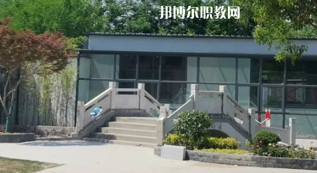 泰州市姜堰區(qū)江淮職業(yè)高級中學(xué)地址在哪里，哪個地區(qū)，哪個城市?