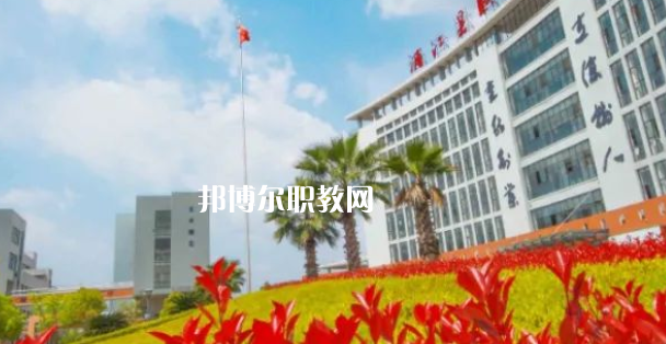 浦江縣職業(yè)技術(shù)學(xué)校招生計(jì)劃人數(shù)根據(jù)專業(yè)不同，計(jì)劃也是不同的，例如：幼兒保育招生40人，學(xué)前教育招生57人，普職融通招生150人，工藝美術(shù)招生150人，淘寶美工招生40人，等等，邦博爾小編為大家整理了浦江縣職業(yè)技術(shù)學(xué)校招生計(jì)劃人數(shù)詳細(xì)內(nèi)容，信息僅供參考，如有變動(dòng)，以學(xué)校官方最新消息為準(zhǔn)。  一、浦江縣職業(yè)技術(shù)學(xué)校招生計(jì)劃一覽表 二、浦江縣職業(yè)技術(shù)學(xué)校招生情況 1、浦江縣職業(yè)技術(shù)學(xué)校招生條件、要求  遵紀(jì)守法、熱愛勞動(dòng)、文明禮貌、樸實(shí)誠信;  無疾病、無傳染病、無慢性病史、無犯罪史、無嚴(yán)重違紀(jì)史;  身體健康，學(xué)生品行端正。  2、浦江縣職業(yè)技術(shù)學(xué)校招生對(duì)象  招收應(yīng)屆、歷屆初中畢業(yè)及以上文化程度的學(xué)生  三、浦江縣職業(yè)技術(shù)學(xué)校簡介 學(xué)校有全國職教名師、省特級(jí)教師、大師名家、省市教壇新秀、省技術(shù)能手、市學(xué)科帶頭人40多人。智慧校園管理系統(tǒng)、體育館、圖書館、電子閱覽室、校內(nèi)外實(shí)訓(xùn)基地等，教學(xué)設(shè)施一應(yīng)俱全。  學(xué)校設(shè)有浦江縣職業(yè)技能培訓(xùn)中心和職業(yè)技能鑒定中心。  四、浦江縣職業(yè)技術(shù)學(xué)?？诒?校友評(píng)價(jià)：浦江縣職業(yè)技術(shù)學(xué)校辦學(xué)特色鮮明，教學(xué)設(shè)施一應(yīng)俱全，為本地經(jīng)濟(jì)建設(shè)和社會(huì)發(fā)展培養(yǎng)高技能人才。  校友評(píng)價(jià)：浦江縣職業(yè)技術(shù)學(xué)校教學(xué)設(shè)備比較齊全，老師工作認(rèn)真，領(lǐng)導(dǎo)班子心齊。