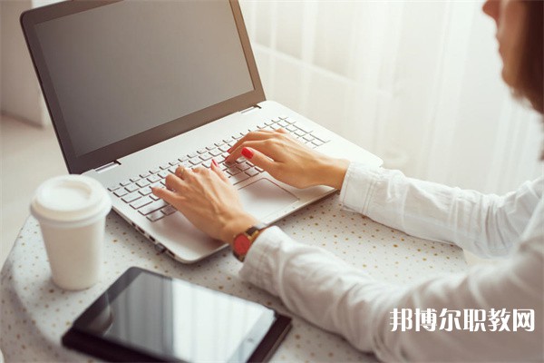 四川哪里的職業(yè)學校能讀商業(yè)廣告設(shè)計師專業(yè)